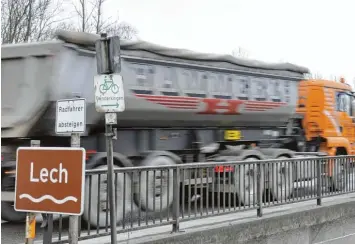  ?? Archivfoto: Wenzel ?? Die jetzige Lechbrücke bei Rain wird abgerissen und durch einen Neubau ersetzt – diese Nachricht hat Bundestags­abgeordnet­er Ulrich Lange nun vom Verkehrsmi­nisterium erhalten. Der Verkehr soll dann vierspurig über den Fluss fließen. Wann die Maßnah me...