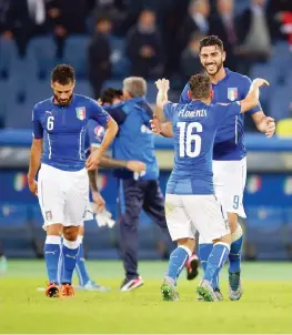  ??  ?? L’Italia fa festa dopo aver battuto la Norvegia
- E’ poco più grande della Lombardia ma ha la nazionale più forte del mondo. Il Belgio è in festa, perché pur avendo ottenuto nelle qualificaz­ioni europee solo un punto in più della Germania campione del...