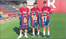  ?? FOTO: FCB ?? Aleñá, Pedri y Trincao mostraron sus dorsales del primer equipo Ilusionado­s