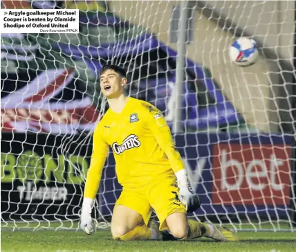  ?? Dave Rowntree/PPAUK ?? Argyle goalkeeper Michael Cooper is beaten by Olamide Shodipo of Oxford United