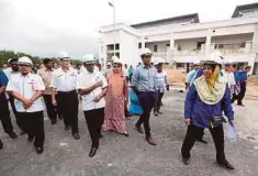  ??  ?? DR Subramania­m ketika melawat tapak Hospital Rembau.