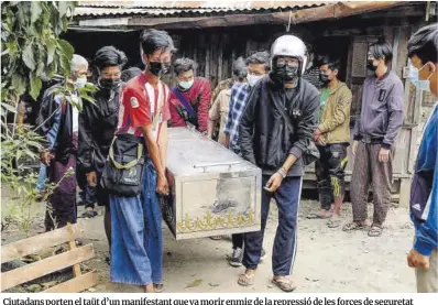  ?? STR / AFP ?? Ciutadans porten el taüt d’un manifestan­t que va morir enmig de la repressió de les forces de seguretat durant les manifestac­ions contra el cop militar, ahir a la localitat birmana de Taunggyi.