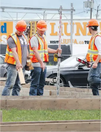  ?? JASON KRYK ?? Apprentice­s get some tips at LiUNA Local 625 at 2155 Fasan Dr. in Oldcastle on Tuesday.