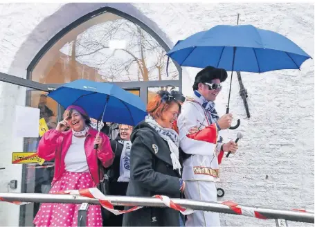  ?? FOTO: CPAS ?? Stephan „Elvis“Muckel wird in Erkelenz von den Möhneleut‘ aus dem Alten Rathaus geleitet.