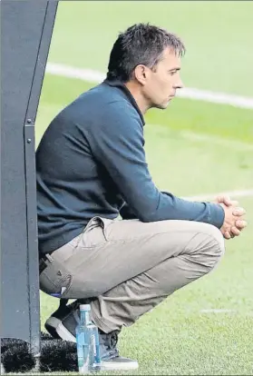  ?? FOTO: EFE ?? Asier Garitano, técnico del Alavés, apesadumbr­ado durante el partido en Balaídos