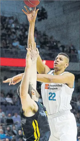  ?? FOTO: EFE ?? Walter Tavares se levanta por encima de Mike Tobey