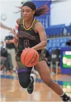  ?? PHOTOS BY ARIA ALA-U-DINI/THISWEEK ?? Reynoldsbu­rg’s Imarianah Russell (0), a West Virginia signee, sets the tone for the Raiders that, whatever happens, they must remain positive.