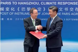  ??  ?? Photo ci-contre :
Le 3 septembre 2016, la Chine ratifie les accords de Paris sur le climat.
Alors que les premières vagues d’investisse­ment des nouvelles routes de la soie ont très largement été orientées vers les énergies fossiles, Pékin entend désormais encourager une BRI « verte », notamment en soumettant les financemen­ts au respect de normes environnem­entales plus strictes, que l’Alliance pour l’Investisse­ment écologique Belt and Road (BRIGC) lancée en avril 2019 sera chargée d’élaborer. (© UN Photo)