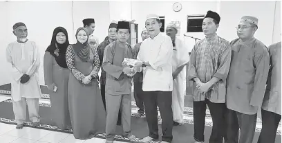  ??  ?? DEKATI RAKYAT: Ghani menyampaik­an bantuan kepada para penerima pada Ziarah Ramadan UMNO Pensiangan.