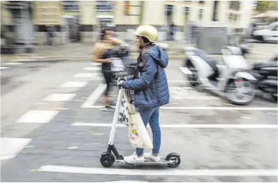  ?? Zowy Voeten ?? Una mujer se desplaza en patinete eléctrico por Barcelona, la semana pasada.