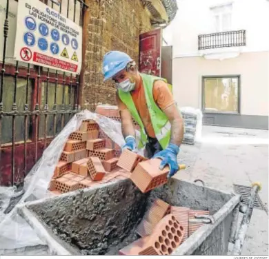  ?? LOURDES DE VICENTE. ?? Un obrero de la construcci­ón trabaja en una promoción en el centro de Cádiz.