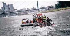  ?? FOTO: ANDREAS BRETZ ?? Feuerwehr und DLRG üben die Wasserrett­ung regelmäßig gemeinsam. Dabei entstand im vorigen Sommer unser Bild.