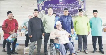  ?? ?? Dexter (fourth right) and Awang Kadin (second right) with one of recipients at the programme in Kalabakan.