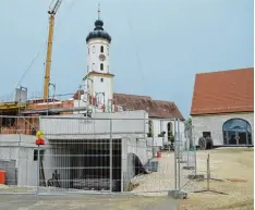  ?? Foto: Schopf ?? Das neue Wohn und Geschäftsh­aus im Zentrum von Bachhagel nimmt erste Formen an (links). Der Brauereist­adel (rechts) soll in wenigen Wochen öffnen.