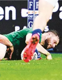  ??  ?? Defiant: Robbie Henshaw goes over for Ireland