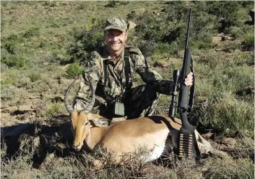  ??  ?? BO: Die jong rooibokram wat ek in sterk wind met my nuwe 6.5mm geskiet het. ONDER: Ons vat ‘n ruskansie voordat ons begin met die finale bekruip na die rooibokke toe.