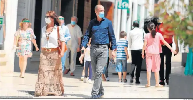  ?? JOSUÉ CORREA ?? Varios onubenses pasan por el cruce de la calle Méndez Núñez con Concepción en la jornada de ayer.