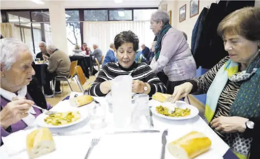  ?? FOTOS: MIGUEL ÁNGEL GRACIA ?? 60 plazas El comedor del centro de mayores de La Jota es visitado diariament­e por muchas personas que acuden al servicio de comedor. -