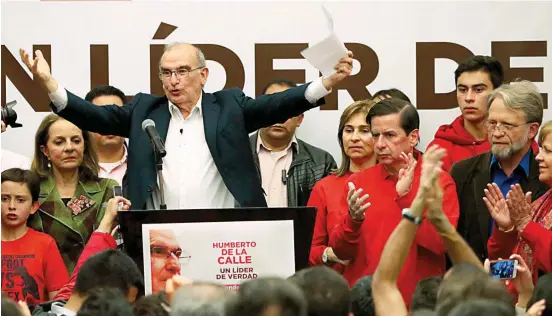  ?? FOTO COLPRENSA ?? De la Calle dijo durante la negociació­n con las Farc que no le interesaba ser candidato, pero hace tres meses oficializó su aspiración. Amenazó con irse del PL si la consulta se postergaba para marzo de 2018. Cristo reconoció el triunfo de De la Calle.