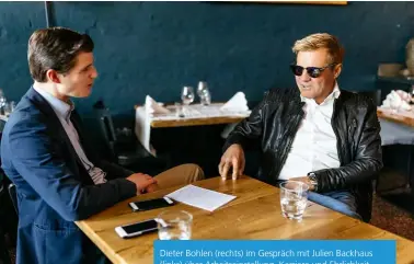  ??  ?? Dieter Bohlen (rechts) im Gespräch mit Julien Backhaus (links) über Arbeitsein­stellung, Karriere und Ehrlichkei­t.