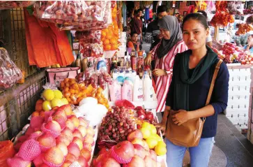  ??  ?? MY FAVE Muslim fruit vendor in Uyanguren