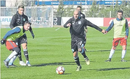  ?? PRENSA RACING ?? Rodeado. Lisandro López, que formó la dupla ofensiva con Bou,maniobra entre dos rivales.