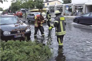  ?? FOTO: BERND MÄRZ/IMAGO IMAGES ?? Die Unwetterse­rie in Süddeutsch­land hält weiter an. Ein schweres Hagelunwet­ter wütete am Dienstagna­chmittag im Osten von München.