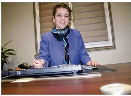  ??  ?? Anne Hery Le Pallec dans son bureau de maire de Chevreuse.