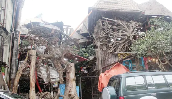  ??  ?? Ang Ili-Likha ni Apong Kidlat Tahimik nga dali kaayong mamatikdan gikan sa Assumption Road tungod sa talagsaon niining arkitektur­a.