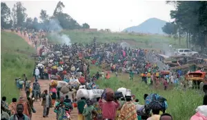  ??  ?? Photo ci-contre : Un groupe de réfugiés congolais fuit les combats dans le Nord-Est du pays.Sur les cendres du génocide rwandais, la seconde guerre du Congo éclate en 1998. De 1998 à 2003, la RDC sera le théâtre de ce que certains appelleron­t la première guerre mondiale africaine. Après 2003, il y a bien eu quelques accalmies, mais le conflit, qualifié de plus mortel au monde depuis la Seconde Guerre mondiale continue à faire des victimes. Jusqu’à présent, il aurait fait plus de 6 millions de morts. Outre les décès imputables à la guerre et au pillage illégal des ressources naturelles, la population a également été impactée par la famine et les maladies. (© UN/A. Burridge)