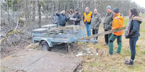  ?? SZ-FOTO: GÖTZ ?? Abgestellt­e Geräte oder Müll, wie hier zwischen der Gewerblich­en Schule und der Kleingarte­nsiedlung, müssen entfernt werden.