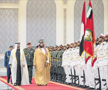  ?? [ imago ] ?? Der saudische Kronprinz Mohammed bin Salman (r.) wird in den Emiraten von Kronprinz Muhammad bin Zayid empfangen.
