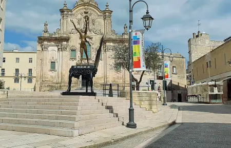  ??  ?? La città è deserta sia la mattina che la sera: in pochi vanno al centro storico