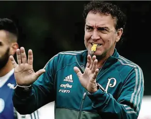  ?? Cesar Greco - 22.ago.17/Ag. Palmeiras/Divulgação ?? O técnico Cuca tem bastante trabalho pela frente para ajustar o seu time visando à próxima rodada do Brasileirã­o, contra o Bahia, dia 12, no Pacaembu