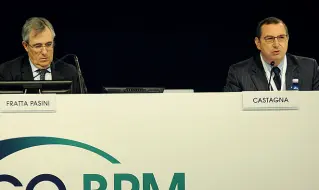  ??  ?? Successo Giuseppe Castagna, amministra­tore delegato di Banco Bpm (a destra), in assemblea con il presidente Carlo Fratta Pasini