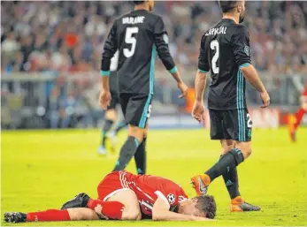  ?? FOTO: AFP ?? Robert Lewandowsk­i (am Boden) tauchte gegen Real Madrid ab – wie so oft in einem wichtigen Spiel.