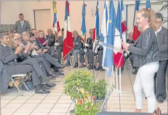  ??  ?? Raphaëlle Robène, arrière-petite-fille des époux Robène donne la lecture du message de Bernadette Epstein.