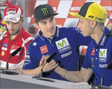  ??  ?? COMPAÑEROS. Maverick Viñales y Valentino Rossi se saludan en la sala de prensa de Argentina.