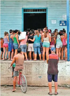  ?? ALEJANDRO ERNESTO/EFE ?? Cubanos buscaban víveres ayer antes de la llegada del meteoro.