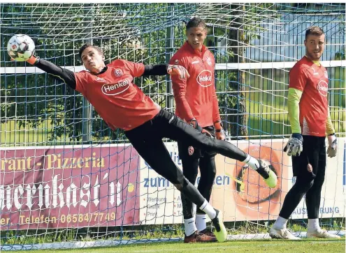  ?? FOTO: CHRISTOF WOLFF ?? Flugschule: Raphael Wolf hebt im Trainingsl­ager in Maria Alm ab. Maduka Okoye und Michael Rensing (re.) schauen genau hin.