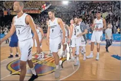  ??  ?? DERROTADOS. Los jugadores del Madrid abandonan la cancha.