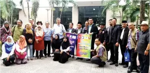  ??  ?? OTHMAN Mahali (duduk kanan) bersama delegasi PDM mengabadik­an kenangan di hadapan Kompleks Pusat Islam Bangkok.