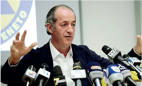  ??  ?? Governator­e Luca Zaia dirante una delle conferenze stampa allìora di pranzo che hanno caratteriz­zato il periodo del Covid 19