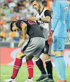  ??  ?? Raúl García e Iturraspe protestan al colegiado Hernández Hernández durante el partido de Mestalla, mientras que Aduriz se quejó de un golpe en su rodilla derecha. Los jugadores del Athletic reflejaron en sus rostros la decepción por la derrota encajada...