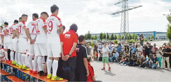  ?? Foto: Ulrich Wagner ?? Heute ist Media Day beim FC Augsburg. Da werden alle Medienprod­ukte mit den Spielern erstellt, die im Laufe der Saison benötigt werden. Wie Video Einspieler, Werbespots für die Deutsche Fußball Liga und Spon soren, aber auch Einzelport­räts und das...