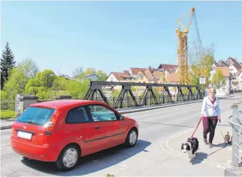  ?? FOTO: JUNGWIRTH ?? Im Hintergrun­d wird der Kran aufgebaut. Am Montag konnten noch Autos darüber fahren. Ab Dienstagna­chmittag wird die Kanalbrück­e für den Verkehr gesperrt. Fußgänger können die Brücke noch bis zum 4. oder 5. Mai nutzen.