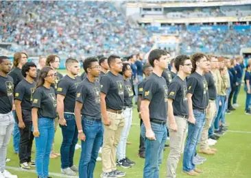  ?? PHELAN M. EBENHACK/AP 2022 ?? Recruits are sworn in on Military Appreciati­on Day at a Nov. 6 NFL game between the Jaguars and the Raiders in Jacksonvil­le, Fla.