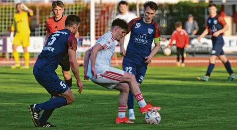  ?? Foto: Rudi Fischer ?? Endrit Ahmeti (am Ball) und der SV Mering verloren gegen die SpVgg Langerring­en.