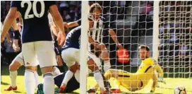  ?? FOTO: JASON CAIRNDUFF, REUTERS ?? MÅL: Jake Livermore (delvis skjult av stolpen) får kranglet ballen over målstreken og forbi Tottenham-keeper Hugo Lloris.