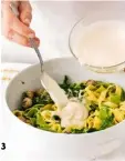  ?? ?? 3
Una volta lessate le tagliatell­e, conditele subito con la besciamell­a e il mix di polpette e cime di rapa in modo che non si attacchino tra di loro.